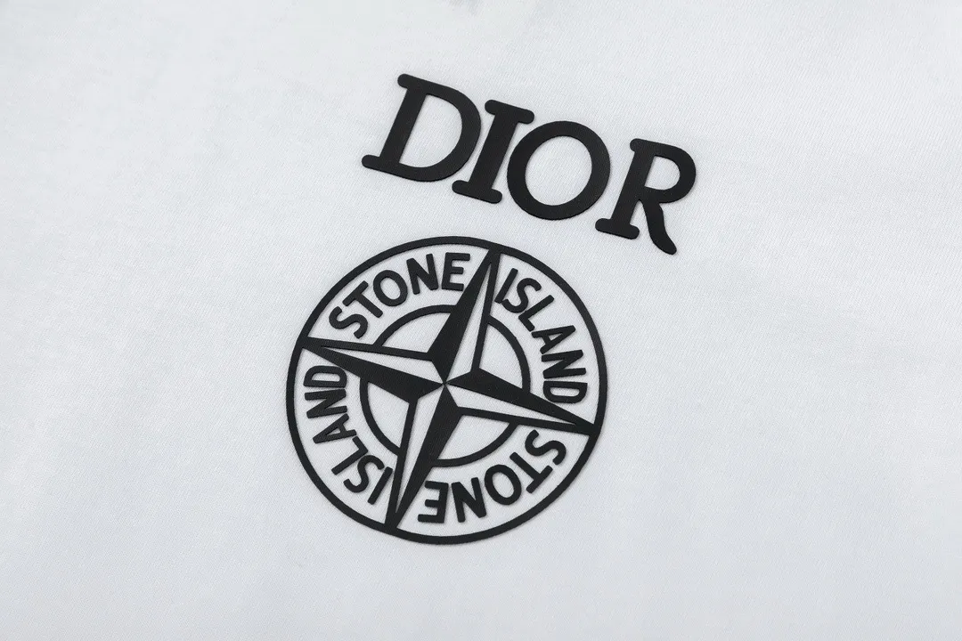 W682#P110💰 2025🆕 Stone lsland/Stone Island joint Dior chest logo printed short-sleeved T-shirt ⚠️[Original creation with high control of details] -Made of 260g combed cotton double yarn, soft and comfortable to the touch, sweat-absorbent and breathable. -Simple basic and versatile style, original quality, the first choice for couples. -Made by a large factory, four needles and five threads on the shoulder, neat routing, high quality workmanship. -Same style for men and women, very versatile, one piece for everyone, details are clearly visible. Color: Black White Size: M L
